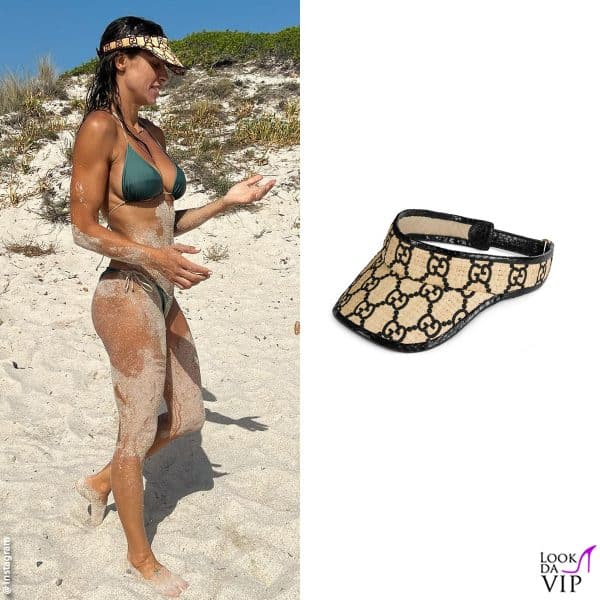 in spiaggia in California con una visiera Gucci 