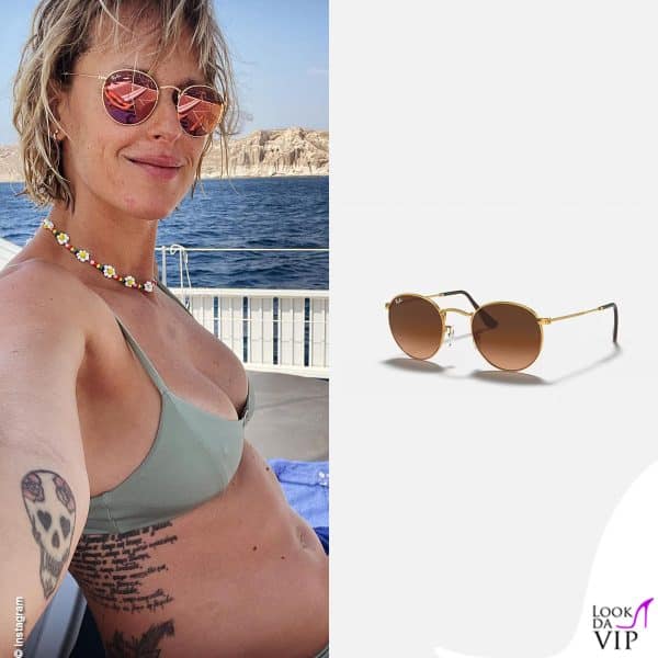 Federica indossa occhiali da sole Ray Ban
