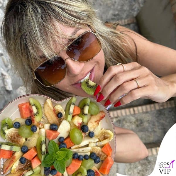 Heidi invita i follower a mangiare frutta 