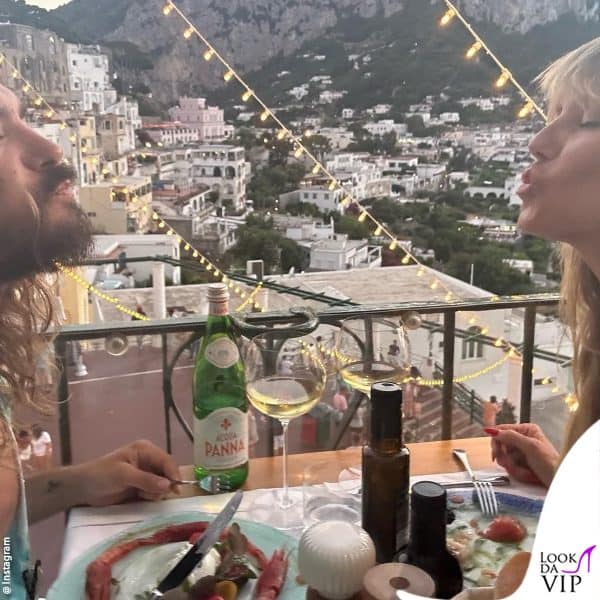 lo scatto pubblicato per festeggiare l'anniversario 