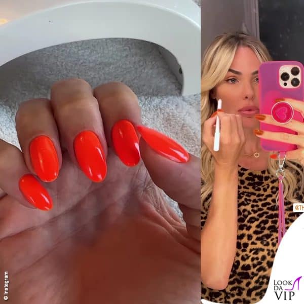 Ilary Blasi sceglie uno smalto arancione neon