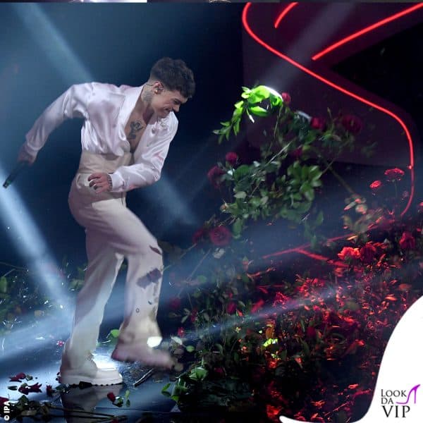 Blanco a Sanremo 2023, quando ha preso a calci la scenografia di rose rosse 