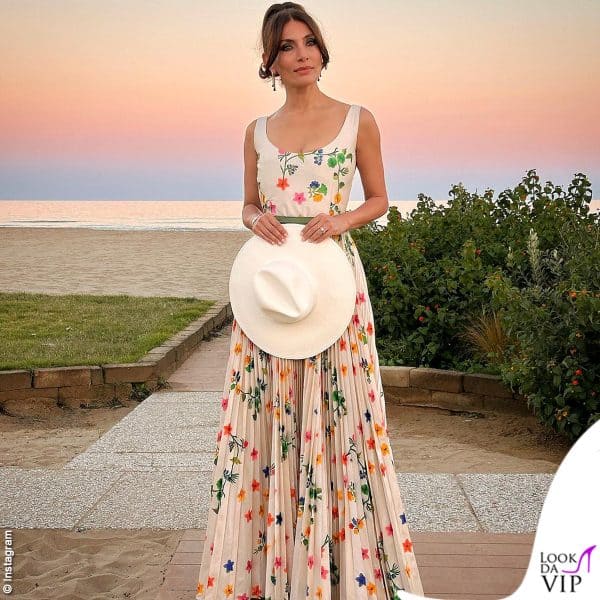 Caterina con un vestito floreale Elisabetta Delogu
