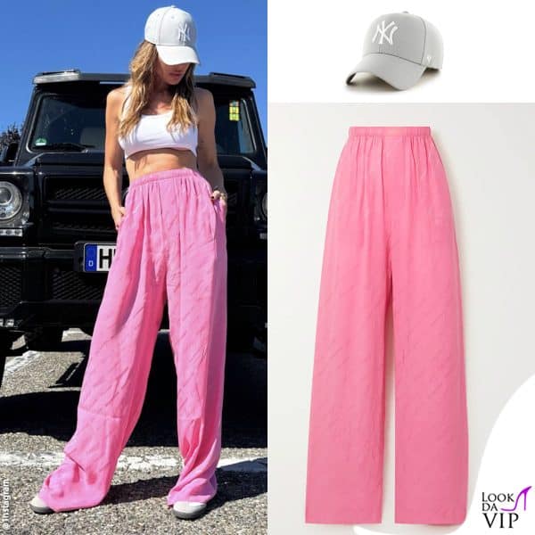 cappello New Era, pantaloni Balenciaga 