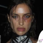 Irina Shayk con il volto tumefatto in passerella per Mowalola