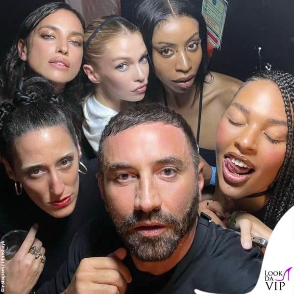 in backstage con gli amici, tra cui il designer Riccardo Tisci 
