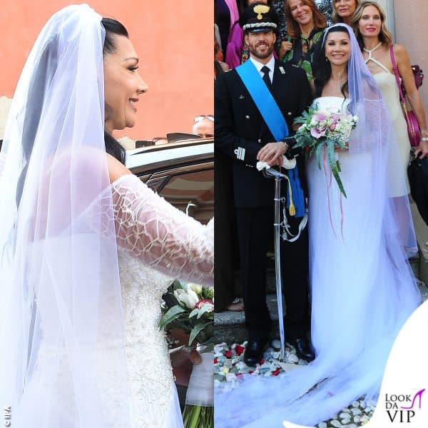 Per lei un abito da sposa bianco con dettagli geometrici, velo e strascico come da tradizione