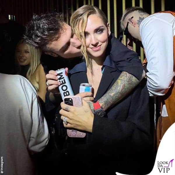 Fedez bacia la moglie a un party della MFW
