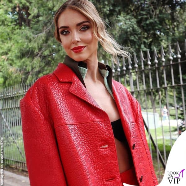 pelle rossa e reggiseno 