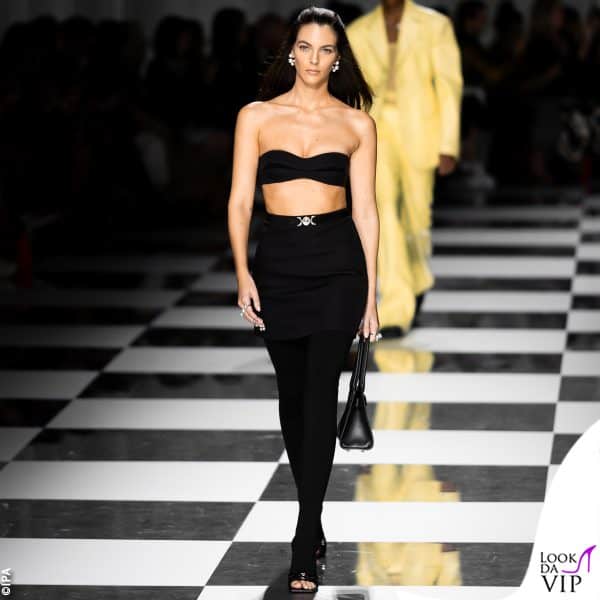 l'outfit per la sfilata Versace 