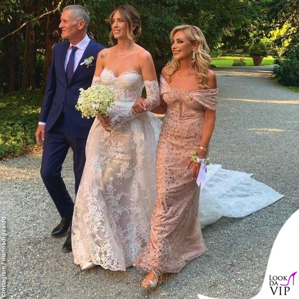 l'arrivo della sposa, accompagnata dai genitori 