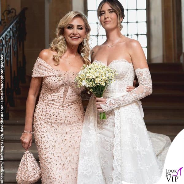 la sposa in posa con la mamma 