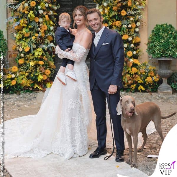 gli sposi dopo il sì con il figlio Edoardo e il cane 