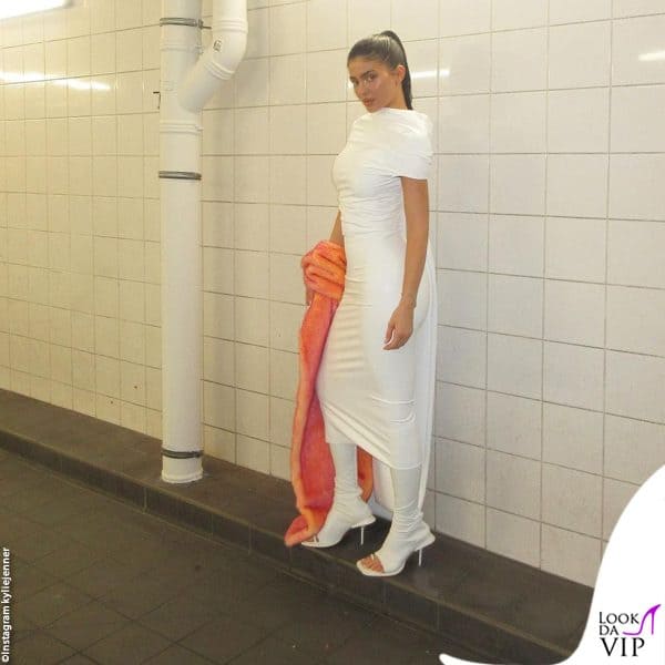 Kylie nella metro parigina con un outfit Sportmax 