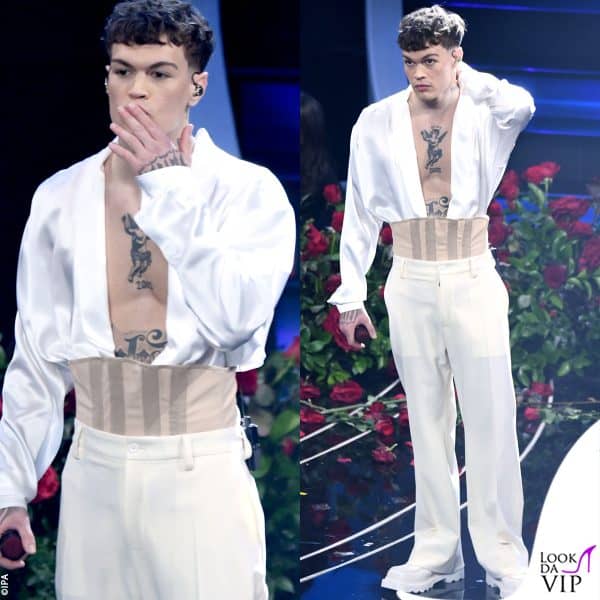 Il cantante indossava un outfit Dolce Gabbana con un corsetto sul ventre 