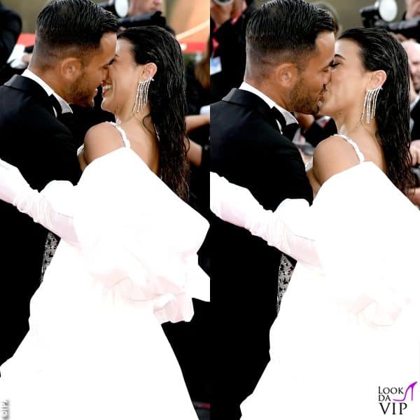dopo le pose, scatta il bacio 