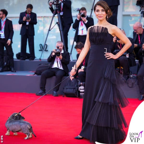 La Murino con un vestito Alberta Ferretti: sul red carpet c'è anche il cane