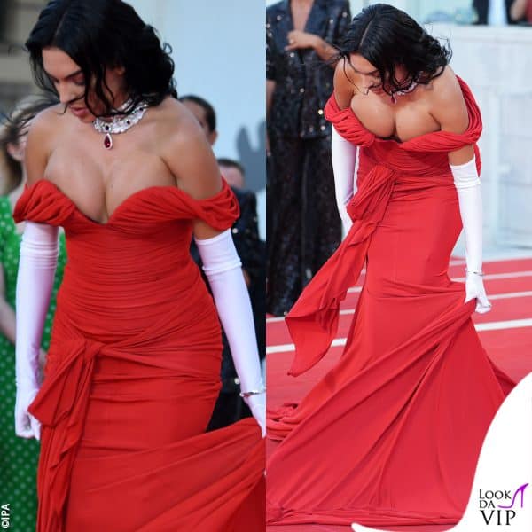 prorompente sul tappeto rosso 