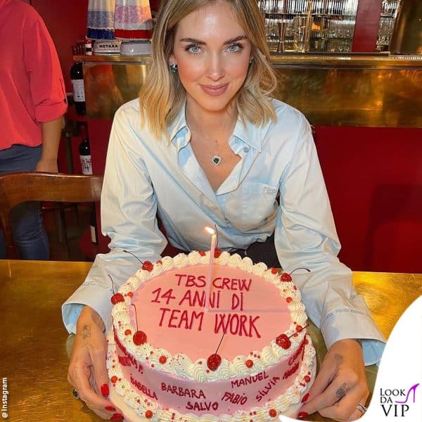 in posa con la torta (camicia Fendi)
