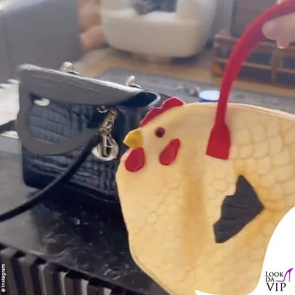 "Proprio non c'è paragone" afferma Fedez, affiancando la gallina alla borsa Dior 