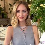 Fedez regala a Chiara Ferragni una borsa a forma di gallina