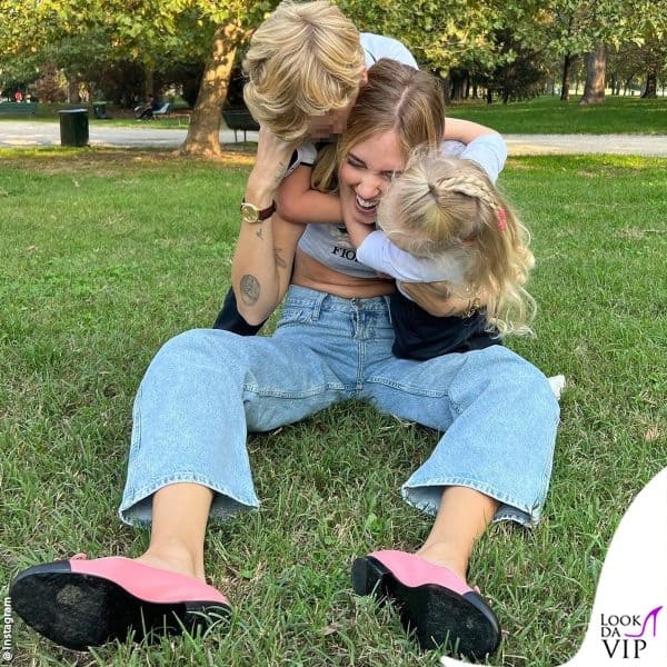 con i figli Leone e Vittoria (t-shirt Fiorucci, ballerine Chanel) 