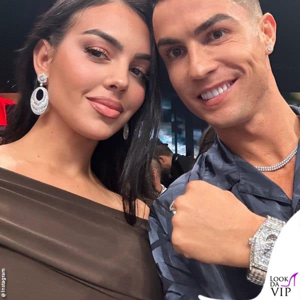 Georgina Rodriguez e Cristiano Ronaldo in tribuna per il match di pugilato: spiccano i diamanti 