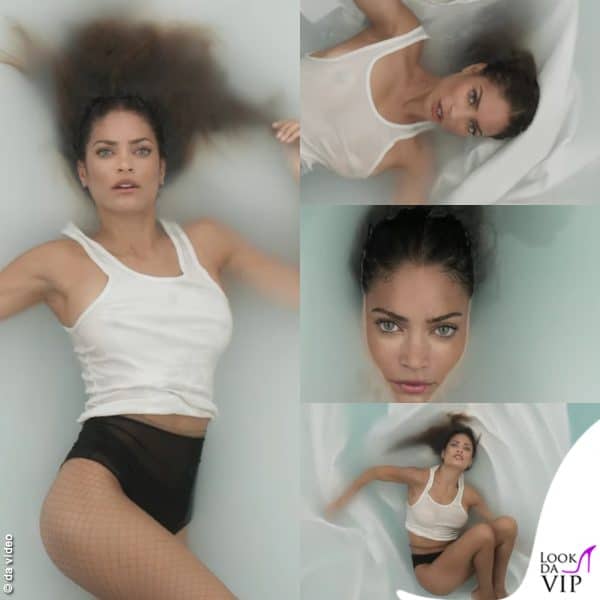 Occhi chiari e pose sensuali