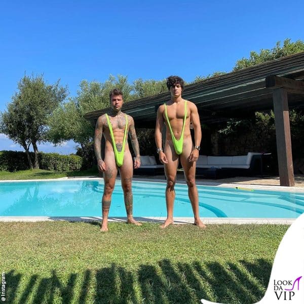 Fedez ha indossato il mankini insieme a Luis Sal in Sardegna nel 2021
