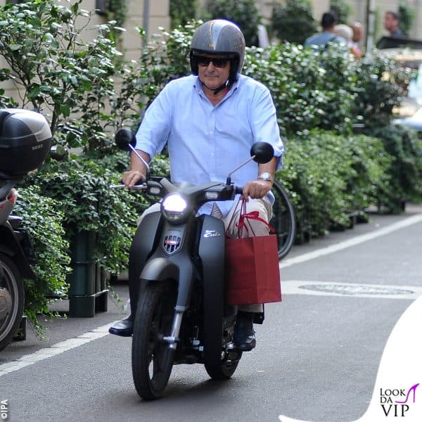 il conduttore torna a casa in scooter 