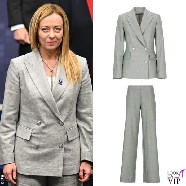 La premier Giorgia Meloni ha scelto un tailleur grigio made in Italy DExterior 