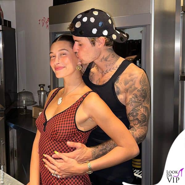 Anche Hailey è una fan del gioielliere, la collana con la B è spesso nei suoi look