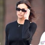 Irina Shayk in nero a New York con il cane nella borsa di Hermès