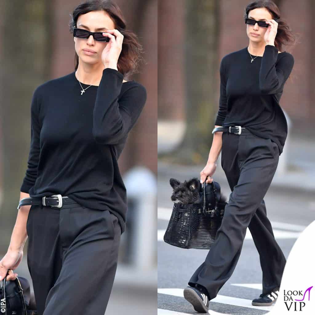Irina Shayk in nero a New York con il cane nella borsa di Hermès