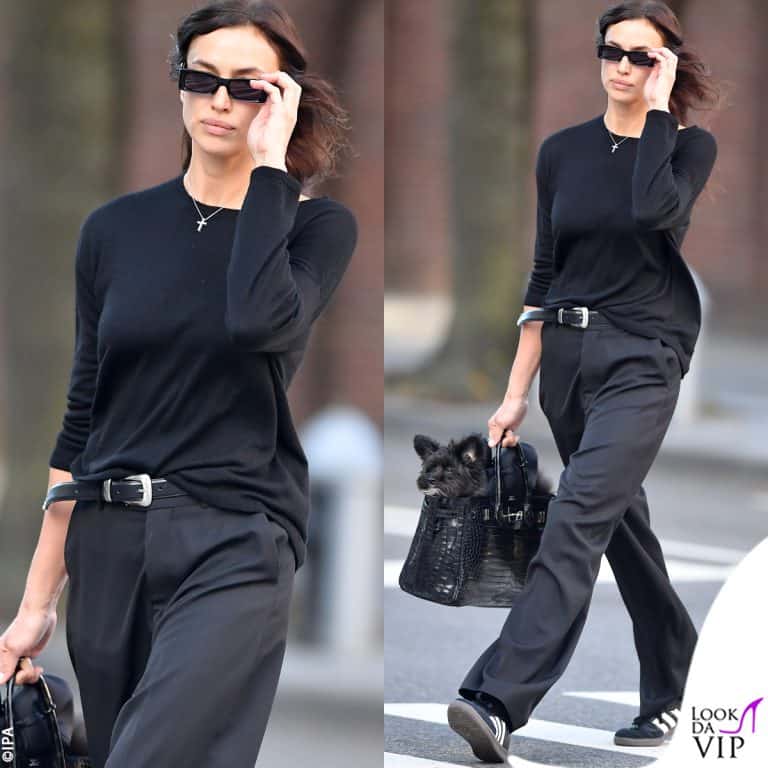 Irina Shayk in nero a New York con il cane nella borsa di Hermès