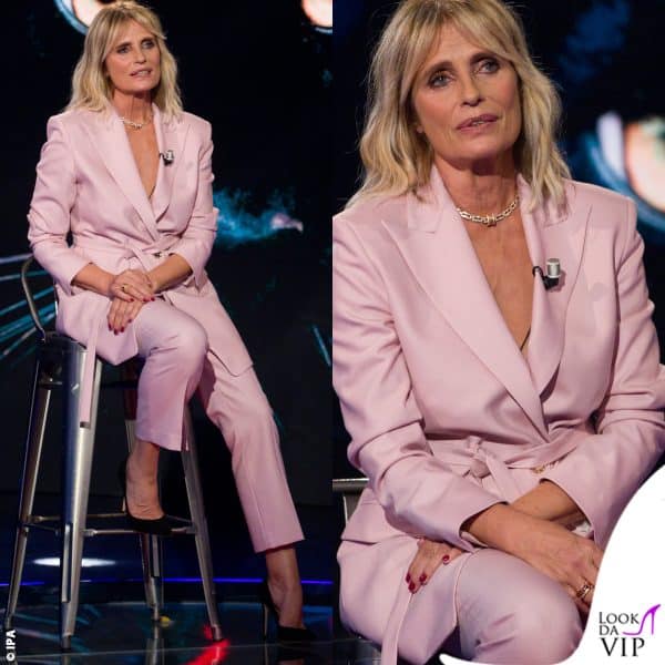 Isabella Ferrari osipite a "Belve" con un tailleur rosa Albino (scarpe Gianvito Rossi)
