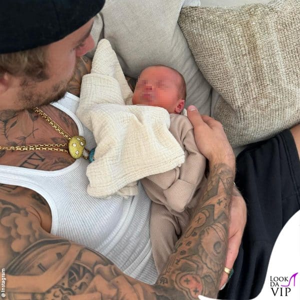 Justin sul divano con in braccio la piccola Poppy Ford Kennedy