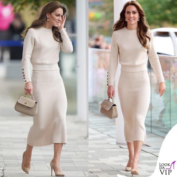 l'outfit scelto dalla principessa sottolinea la silhouette 