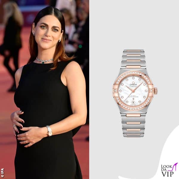 Al polso dell'attrice un orologio Omega Constellation 