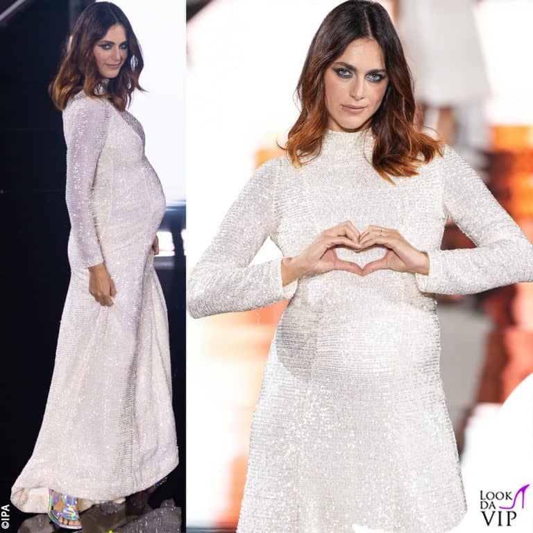 Miriam Leone in passerella a Parigi per L'Oreal