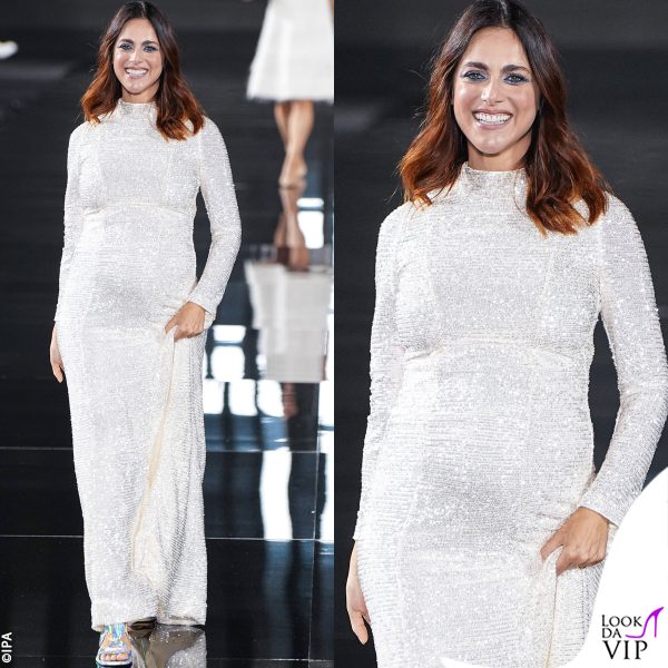 Miriam Leone splendida in passerella 