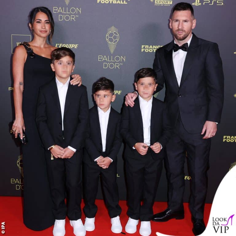 Lionel Messi in Louis Vuitton ritira il Pallone d'Oro