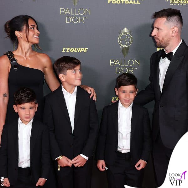 Leo Messi con la famiglia sul red carpet della premiazione per il "Pallone d'Oro"
