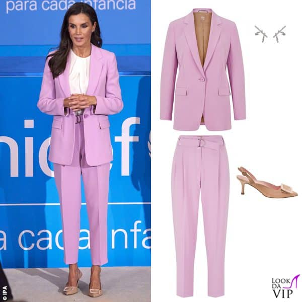 Eleganza e sobrietà per la regina Letizia di Spagna in tailleur rosa Hugo Boss (scarpe Isabel Abdò, orecchini Gold and Roses)