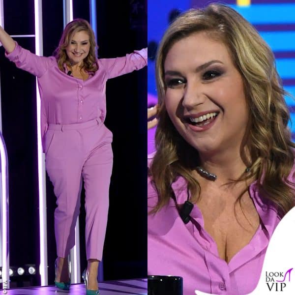 Serena Bortone con pantaloni e camicia rosa