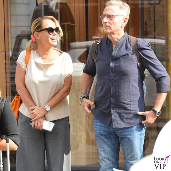Paolo Bonolis e Sonia Bruganelli paparazzati in centro a Milano