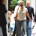 Paolo Bonolis e Sonia Bruganelli paparazzati in centro a Milano