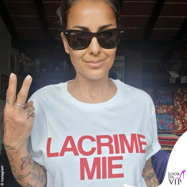 Syria ha mostrato su Instagram una maglietta bianca con la scritta"Lacrime mie"