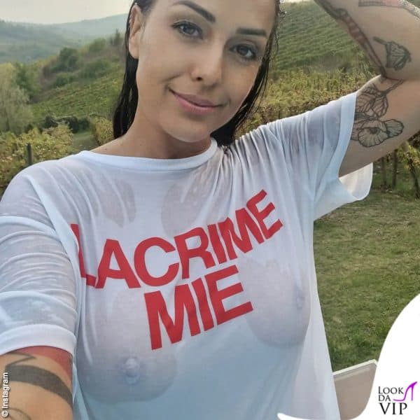 La versione bagnata della stessa maglietta ha mandato in tilt i follower