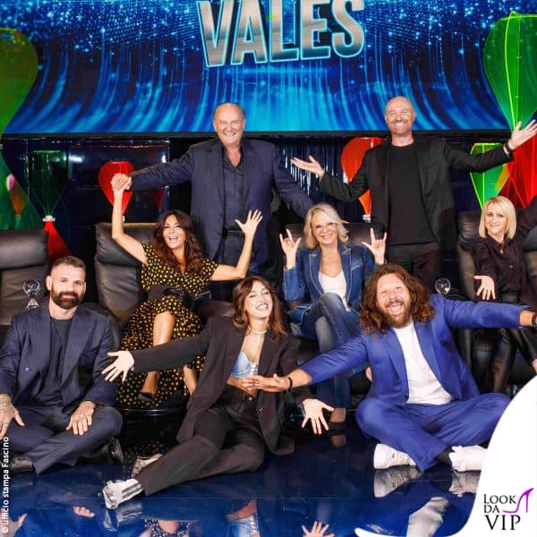con i conduttori e la giuria di "Tu si que vales" 